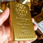 پراپ شمش سوئیسی هرائوس در دست مناسب تولید محتوا عکاسی و طراحی صحنه