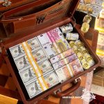 کیف جهانگردی لوکس AnarKala شامل اسکناس‌های سینمایی، سکه‌های دکوری و کیف دیپلمات رمزدار