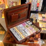 کیف جهانگردی انارکالا با مجموعه کامل اسکناس‌های سینمایی دلار، یورو، پوند و سکه‌های دکوری