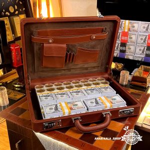 پراپ سینمایی کیف تریدر دکوری انارکالا با کیف دیپلمات و سکه‌های بیت‌کوین دکوری