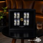 نمای نزدیک تابلو دکوراتیو Millionaire Club انارکالا با رول‌های اسکناس سینمایی و سکه دکوراتیو