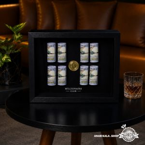 نمای نزدیک تابلو دکوراتیو Millionaire Club انارکالا با رول‌های اسکناس سینمایی و سکه دکوراتیو