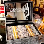 داخل کیف دلار سینمایی فلزی با شش بسته اسکناس طرح 100 دلاری