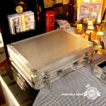 نمای بسته کیف دلار فلزی رزق بی حساب انارکالا